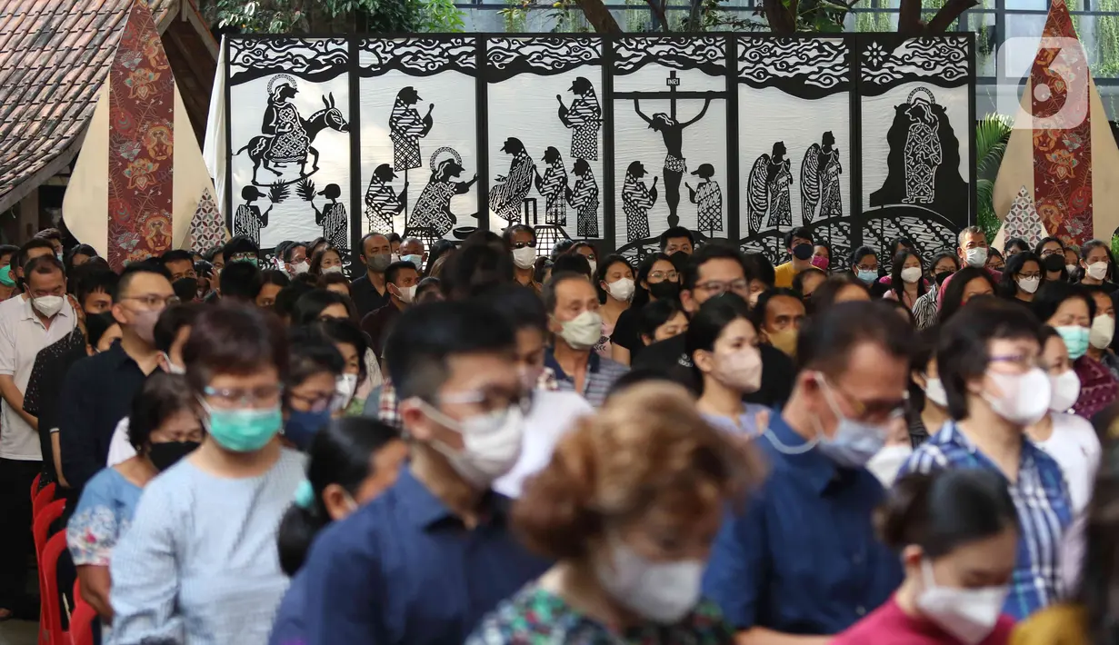 Jemaat berdoa saat ibadah Jumat Agung di Gereja Katedral, Jakarta Pusat, Jumat (15/4/2022). Terdapat 3 tempat yang dibuka untuk berlangsungnya ibadat Jumat Agung, yakni area dalam Gereja, aula Yohanes, serta area Plaza Maria. (Liputan6.com/Herman Zakharia)