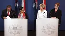 Menhan RI Ryamizard Ryacudu (kiri) dan Menlu Retno Marsudi (kedua kiri) memberi keterangan usai pertemuan dengan Menlu Australia Julie Bishop serta Menhan Australia Marise Payne di Sydney (16/3). (AFP Photo/Pool/William West)