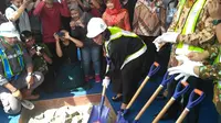 Menteri Kelautan dan Perikanan (MKP) Susi Pudjiastuti melakukan peletakan batu pertama (groundbreaking) Pasar Ikan Modern (PIM) Muara Baru, Jakarta, pada Kamis (8/2/2018). (Liputan6.com/achmad Dwi Apriyadi)