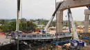 Insiden ini terjadi di tengah pembangunan jalur Kereta Cepat Bangkok–Nong Khai yang melintas di atas lokasi kejadian. Tampak dalam foto, pemandangan setelah sebuah crane atau derek konstruksi jatuh ke kereta penumpang di provinsi Nakhon Ratchasima, Thailand, Rabu 14 Januari 2026. (AP Photo/Sakchai Lalit)