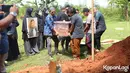 Selesai disalatkan, jenazah langsung di bawa ke tempat pemakaman umum. Tampak, beberapa orang mengotong peti yang berisi jenazah Eeng Saptahadi. [Foto: Budy Santoso/KapanLagi.com]