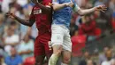 Gelandang Liverpool, Georginio Wijnaldum berebut bola udara dengan gelandang Manchester City, Kevin De Bruyne selama pertandingan Community Shield 2019 di stadion Wembley, London, Inggris (4/8/2019). Manchester City menang adu penalti atas Liverpool 4-5 (1-1). (AP Photo/Frank Augstein)