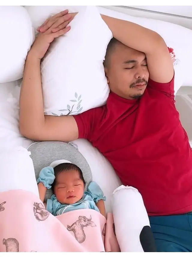 Momen Raditya Dika Saat Tidur Bersama Anaknya, Hot Daddy Banget