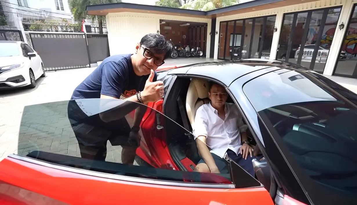 Presenter Raffi Ahmad salah satu artis yang gemar koleksi mobil mewah. Belum lama ini, pria dua orang anak itu menunjukkan mobil baru Rayyanza  yang harganya mencapai  Rp 12 miliar. Berikut beberapa potretnya. [Youtube/TAULANY TV]