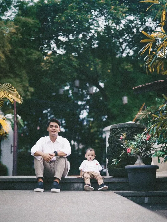 Walaupun di tengah jadwal yang padat, Ricky Harun masih menyempatkan diri untuk menghabiskan waktu dengan sang buah hati. (Foto: instagram.com/rickyharun)