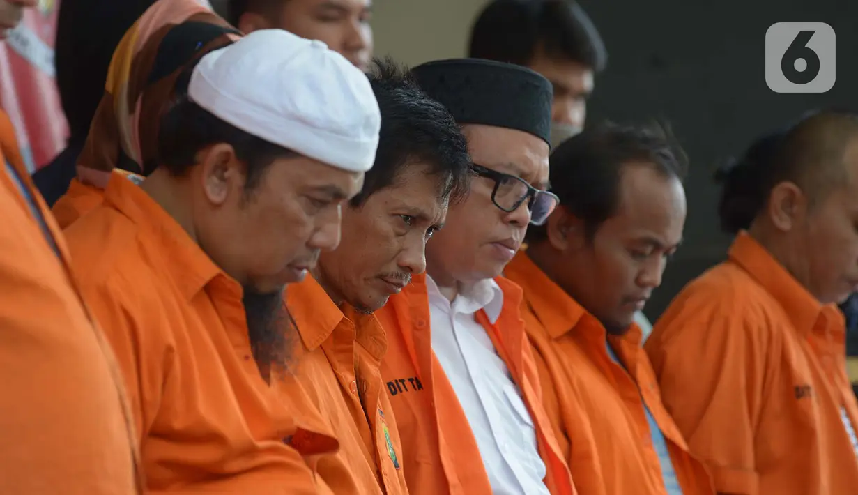 Tersangka dihadirkan saat rilis kasus penganiayaan terhadap pegiat media sosial Ninoy Karundeng di Polda Metro Jaya, Selasa (22/10/2019). Polisi menetapkan 15 tersangka dalam kasus penganiayaan terhadap Ninoy Karundeng di Masjid Al Falah, Pejompongan pada 30 September lalu. (merdeka.com/Imam Buhori)
