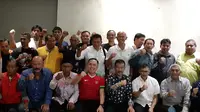 Pengurus Asprov PSSI Jawa Barat, pengurus Persib Bandung, dan perwakilan bobotoh bertemu muka untuk memberikan dukungan kepada Mochamad Iriawan atau Iwan Bule untuk menjadi ketua PSSI. (Bola.com/Erwin Snaz)