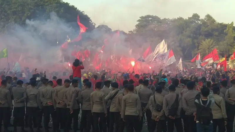 Massa buruh membubarkan diri dari depan Istana Kepresidenan (Nur Habibie/Merdeka.com)