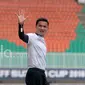 Pelatih Thailand, Kiatisuk Senamuang memimpin anak asuhnya menjalani uji coba lapangan jelang leg pertama Final Piala AFF 2016  di Stadion Pakansari, Bogor (13/12/2016).  (Bola.com/Nicklas Hanoatubun)