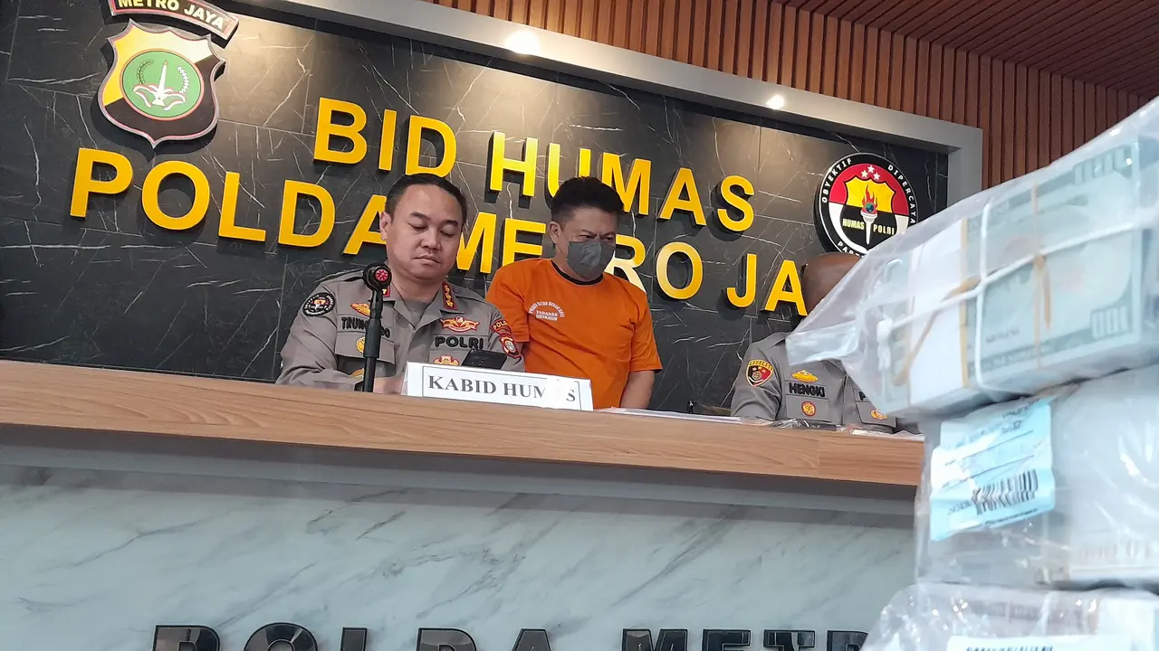 Polisi menangkap YH pemilik uang dolar palsu yang akan disetorkan di salah satu bank pelat merah