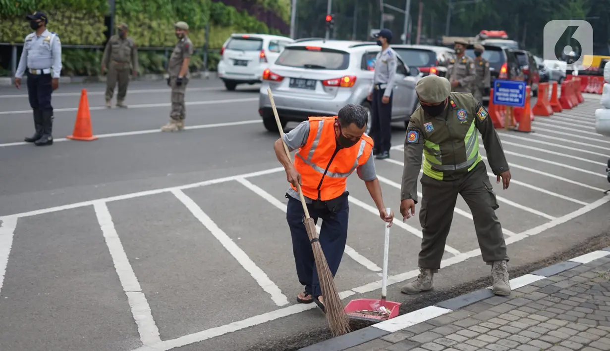 Petugas gabungan menghukum warga saat Operasi Yustisi Protokol Covid-19 di kawasan Tugu Tani, Jakarta, Senin (14/9/2020). Operasi tersebut digelar sebagai langkah untuk menekan penyebaran Covid-19 di masa PSBB Jakarta. (Liputa6.com/Immanuel Antonius)