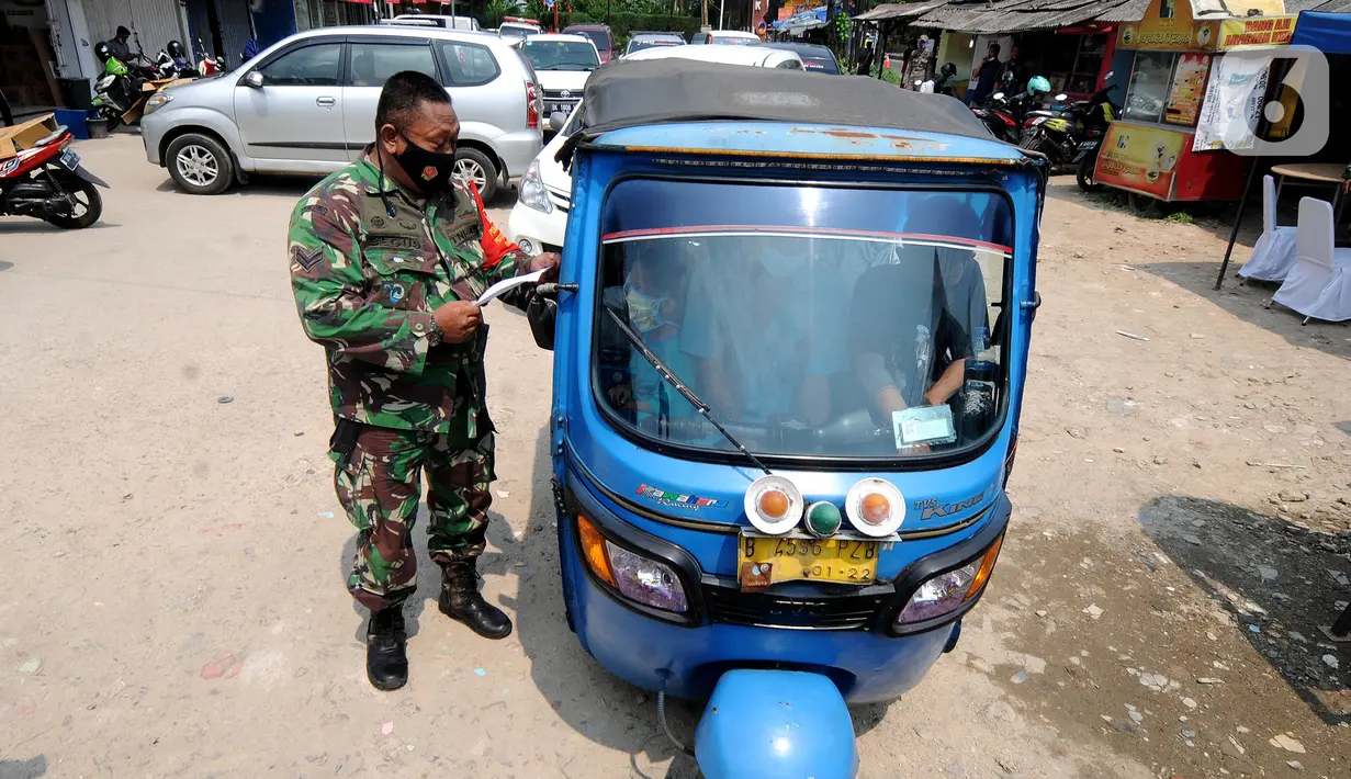 Tentara memeriksa surat-surat pemudik saat pelaksanaan swab antigen di perbatasan Depok-Bogor, Jalan Raya Parung-Ciputat, Depok, Jawa Barat, Minggu (16/5/2021). Swab antigen untuk para pemudik ini akan berlangsung tujuh hari ke depan. (merdeka.com/Arie Basuki)