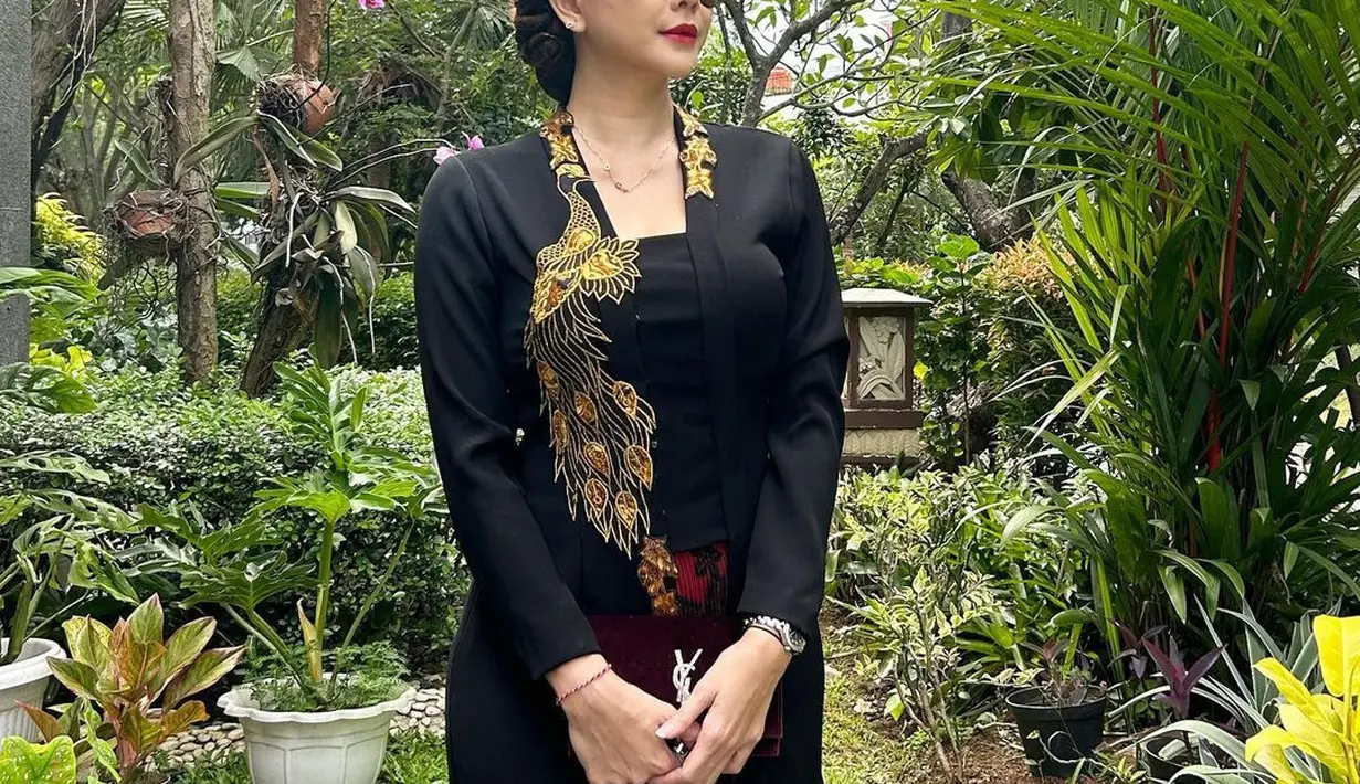 Sedangkan kebaya hitam ini merupakan pakaian kebaya khas Jawa Barat. Aura Kasih ikut menuliskan keterangan unggahan fotonya dalam bahasa Sunda. Seketika Aura Kasih banjir pujian. (Liputan6com/IG/aurakasih)