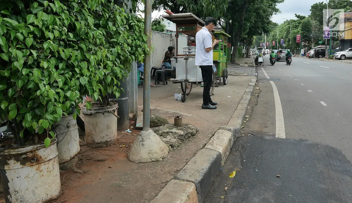 PKL berdagang di trotoar kawasan Kemang, Jakarta, Kamis (21/2). Pemprov DKI Jakarta berencana menata trotoar di kawasan Kemang, Jakarta Selatan, seperti trotoar di kawasan Jalan Sudirman dan Jalan MH Thamrin. (Liputan6.com/Herman Zakharia)