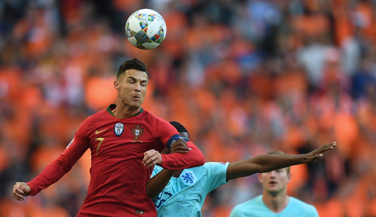 Striker Portugal, Cristiano Ronaldo, duel udara dengan bek Belanda, Denzel Dumfries, pada laga final UEFA Nations League di Stadion Dragao, Porto, Minggu (9/6). Portugal menang 1-0 atas Belanda. (AFP/Patricia De Melo)