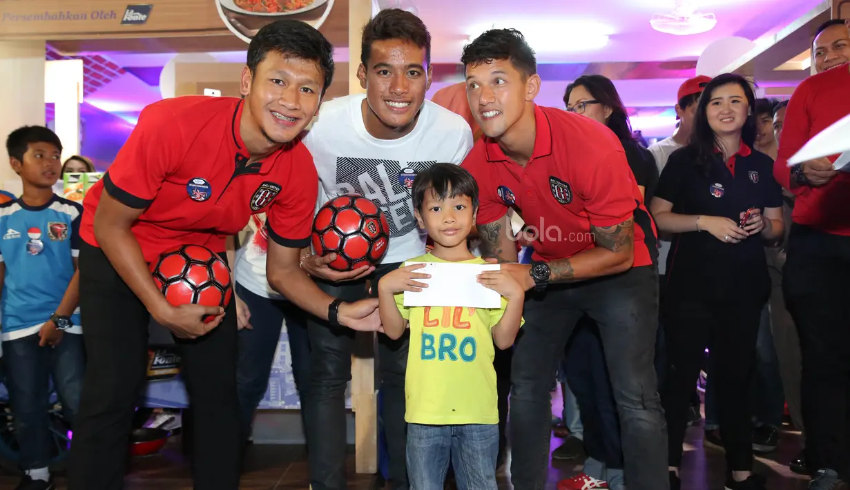 Pemain Bali United, Irfan Bachdim, Mahdi Albar dan Andhika Wijaya, foto bersama peserta usai acara Meet and Greet bertema “Bicara Gaya Hidup Bintang Sepakbola Bersama Bali United di Rumah Indofood” Selasa (11/7/2017). (Dokumentasi Penyelenggara)