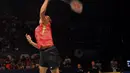 Aksi Kento Momata asal Jepang saat melawan Jan O Jorgensen di final Indonesia Open Superseries Premier 2015, Jakarta, Minggu (7/6/2015). Kento menang 16-21, 21-19, 21-7. (Liputan6.com/Andrian M Tunay)
