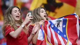 Dua orang suporter Timnas Spanyol tampak bersorak sorai mendukung timnya saat melawan Italia pada laga semifinal Euro 2020 di Stadion Wembley, Rabu (7/7/2021). (Foto:AP/Laurence Griffiths,Pool)