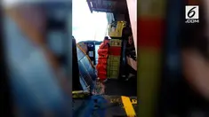 Sebuah truk jatuh dari Kapal KM Putra Romdor di Dermaga 3 Bakauheni. Kejadian ini diakibatkan jembatan antara kapal dan dermaga ambrol.