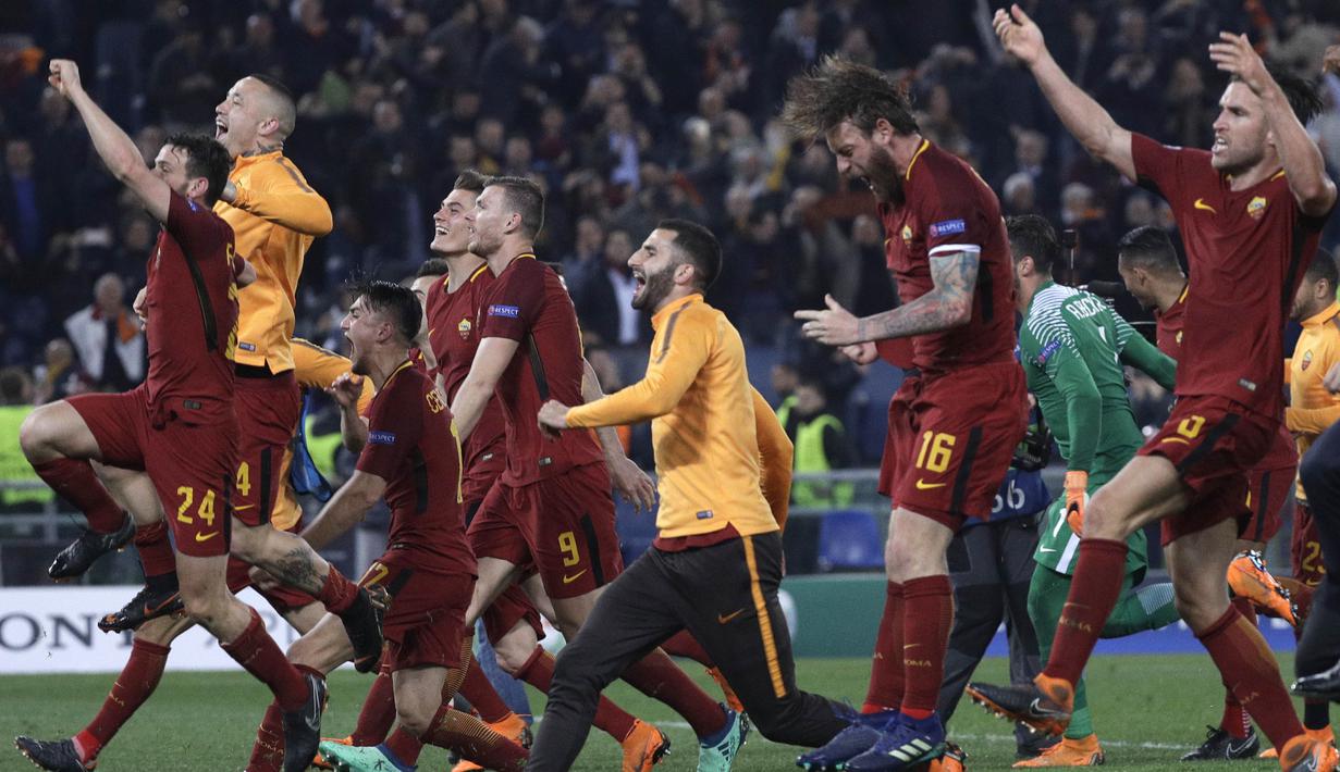 Para pemain AS Roma merayakan kemenangan atas Barcelona pada laga leg kedua perempat final Liga Champions, di Stadion Olimpico, Selasa (10/4/2018). AS Roma menang 3-0 atas Barcelona. (AP/Gregorio Borgia)