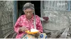 Mak Isem wanita yang tinggal sendiri dengan kondisi rumah hampir roboh ini, berharap belas kasihan dari tetangga untuk makan sehari-hari.