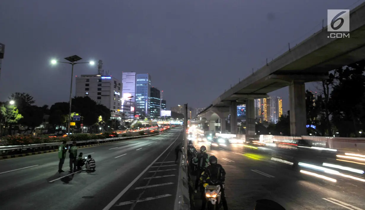 Pengendara bermotor mengabadikan foto suasana Jalan Tol Dalam Kota saat demonstrasi mahasiswa di depan Gedung DPR/MPR, Jakarta, Selasa (24/9/2019). PT Jasa Marga menutup jalan Tol Dalam Kota Cawang-Tomang guna menjaga keselamatan dan keamanan pengguna jalan. (merdeka.com/Iqbal S Nugroho)