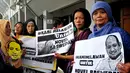Pendukung Novel menggelar aksi sebagai dukungan terhadap Novel Baswedan serta mengecam Bareskrim Polri atas penangkapan dan penahanan Novel Baswedan di PN Jakarta Selatan, Jumat (29/5/2015). (Liputan6.com/Yoppy Renato)