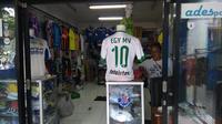 Jersey tak resmi Lechia Gdank milik Egy Maulana Vikri sudah diserbu publik Bandung. Penjualannya bahkan mengalahkan kostum Persib Bandung. (Bola.com/Muhammad Ginanjar)