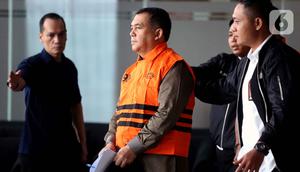 Wakil Menteri Imigrasi dan Pemasyarakatan (Wamen Imipas), Silmy Karim (tengah), dikawal petugas menuju mobil tahanan usai menjalani pemeriksaan intensif di Gedung Merah Putih Komisi Pemberantasan Korupsi (KPK), Jakarta, Kamis (4/6/2026). (Liputan6.com/Helmi Fithriansyah)