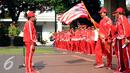 Gubernur DKI Jakarta, Basuki Tjahaja Purnama (kedua kanan) menyerahkan bendera kontingen kepada ketua tim yang akan berlaga di PON XIX Jabar di halaman Balaikota Jakarta, Rabu (7/9). DKI Jakarta menerjunkan 1.258 atlet. (Liputan6.com/Helmi Fithriansyah)