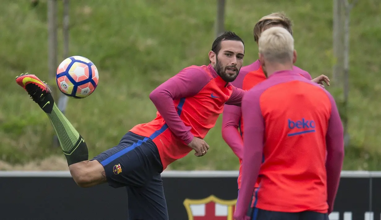 Saat menjalani latihan bersama Barcelona pada 24 Oktober 2016 lalu, Aleix Vidal dihantam cedera otot adduktor yang membuatnya harus menepi selama 22 hari. (AFP/Lluis Gene)