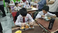 Program Makan Bergizi Gratis (MBG) di wilayah Jakarta Selatan dimulai pada Senin, (13/1/2025). Salah satu sekolah yang menjadi sasaran adalah SDN Bangka 01 Pagi.