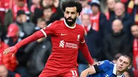 Penyerang Liverpool, Mohamed Salah mendapatkan penjagaan yang ketat dari bek sayap Everton, Vitaliy Mykolenko dalam lanjutan Premier League 2023/2024 di Anfield, Sabtu (21/10/2023) malam WIB.