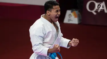 Karateka Indonesia, Ahmad Zigi Zaresta, merayakan kemenangan pada nomor kata cabang karate Asian Games XVIII di JCC Senayan, Jakarta, Sabtu (25/8/2018). Dirinya berhasil meraih medali perunggu. (Bola.com/Vitalis Yogi Trisna)