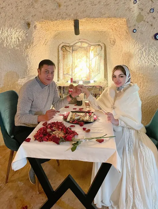 <p>"Alhamdulillah MasyaAllah Tabarakallah sudah 9 tahun bersama semoga rumah tangga kita selalu dalam lindungan Allah dan selalu saling mencintai setia sampai akhir hayat kita bersama Amin ya Rabb," tulis Nurah. (Foto: Instagram/nourahsheivirah)</p>