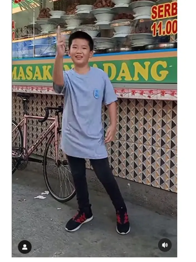 7 Potret Prince Bennedict yang Viral Karena Goyang Nasi Padang