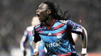 Kegembiraan striker Lyon Bafetimbi Gomis usai menjebol gawang Real Madrid di leg pertama babak 16 besar Liga Champions yang digelar di Stade de Gerland, 22 Februari 2011. Skor 1-1. AFP PHOTO / PHILIPPE DESMAZES 