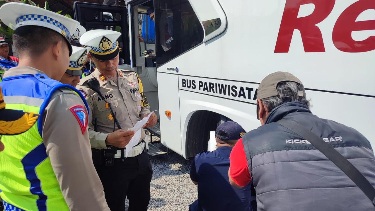 Satlantas polres Garut bersama Dinas Perhubungan (Dishub) Garut, Jawa Barat melakukan penilangan sejumlah bus pariwisata pengangkut kegiatan study tour dan wisata di wilayah hukum Garut. (Liputan6.com/Jayadi Supriadin)