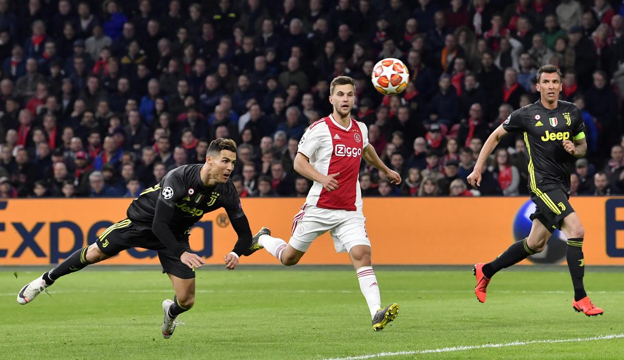 Striker Juventus, Cristiano Ronaldo, mencetak gol dengan tandukan kepala ke gawang Ajax Amsterdam pada laga Liga Champions di Stadion Johan Cruyff, Rabu (10/4). Kedua tim bermain imbang 1-1. (AP/Martin Meissner)