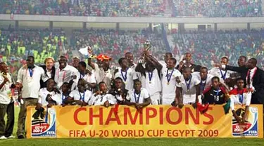 Tim Ghana berpose setelah menjuarai FIFA PD U-20 di Kairo, Mesir. Ghana mengalahkan Brasil melalui adu penalti 4-3 di final, 16 Oktober 2009. AFP PHOTO/CRIS BOURONCLE