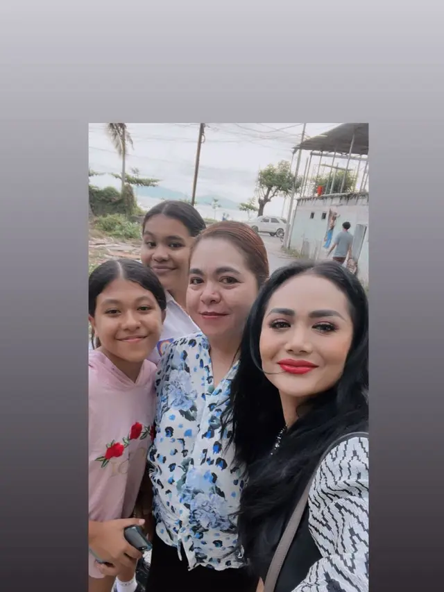 Kunjungi Suami, Ini 7 Potret Kebersamaan Krisdayanti dan Raul lemos di Timor Leste