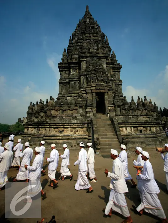 Umat hindu mengikuti upacara Tawur Agung Kesanga mengelilingi Candi parmbanan, Yogyakarta, Selasa (8/3/2016). Upacara di gelar untuk menyambut perayaan Nyepi tahun baru Saka 1938. (Liputan6.com/Boy Harjanto)