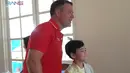 Rafathar Malik Ahmad berpose bersama Michael Owen. (Foto: YouTube: Rans Entertainment)