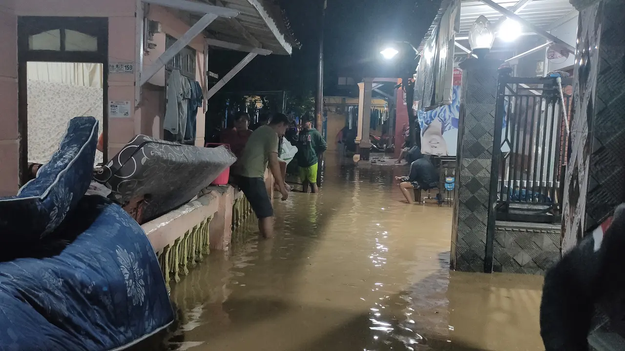 Cerita Warga Saat Banjir Bandang Rendam Ratusan Rumah di Cirebon