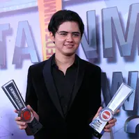 Aliando Syarief usai menerima penghargaan di Infotainment Awards 2017. Acara diselenggarakan di Studio 6 Emtek City, Daan Mogot, pada Selasa 24 Januari 2017 malam. (Adrian Putra/Bintang.com)