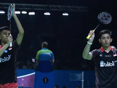 Ganda putra Indonesia, Fajar Alfian/M Rian Ardianto bersorak usai mengalahkan Jelle Maas/Robin Tabeling (Belanda) pada 16 besar Indonesia Open 2018, Istora GBK, Jakarta, Kamis (5/7). Fajar/Rian unggul 21-18, 19-21, 21-14. (Liputan6.com/Helmi Fithriansyah)