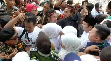 Iring-iringan massa pendukung pasangan Cagub dan Cawagub pasangan Khofifah-Emil diwarnai kericuhan. Massa pendukung tidak bisa memasuki Kantor KPUD Jawa Timur. Terjadi dorong-dorongan di depan pintu gerbang kantor KPUD Jatim.