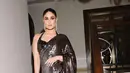 Pantulan cahaya dari sequin yang digunakan bikin Kareena Kapoor tampil bersinar. Ia pun melengkapi busana glam-nya dengan anting berlian gantung [@kareenakapoorkhan]
