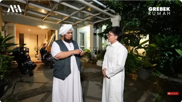 Interiornya tampak nggak berlebihan, 7 potret rumah Ustaz Derry Sulaiman ini banyak pajangan lukisan