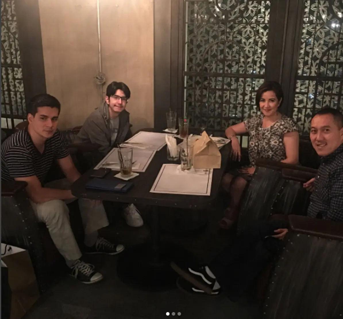 Andi Soraya bersama sosok yang disebut-sebut bernama Ali Gaffar, suami Andi Soraya. Mereka sedang makan bersama dengan Steve Emmanuel dan Darren. (Instagram @andisorayabeatrix)